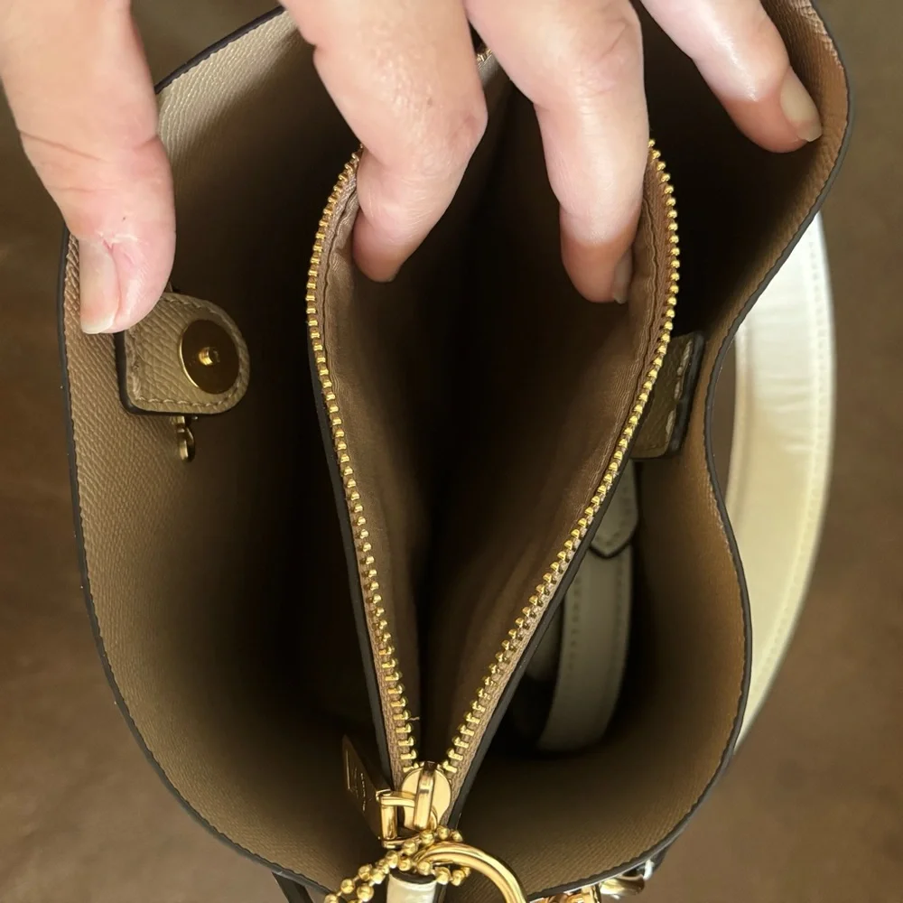 Coach Limited Edition Mollie Bucket 22 Bag Valentines 2024 Collection Pink Heart - Picture 12 of 16